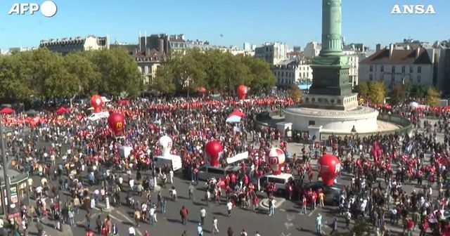 Francia, 170 manifestazioni e oltre 60 blocchi di strade contro la finanziaria