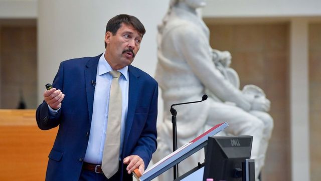 Magyar Péter nem áll le, tovább gyepálja Áder Jánost