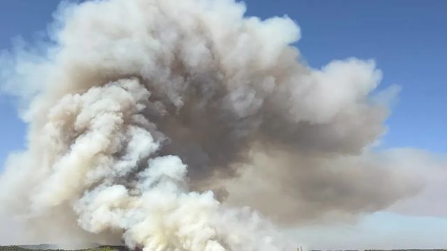 Más de 60 efectivos trabajan en un incendio forestal en Mazarrón