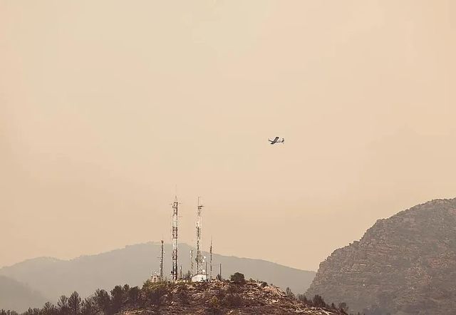 El viento, principal enemigo para controlar el incendio de Castellón