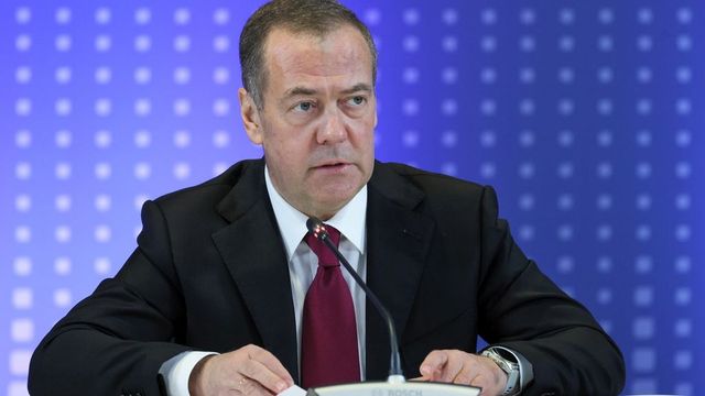 El expresidente ruso Medvedev llama «idiotas» a los dirigentes europeos
