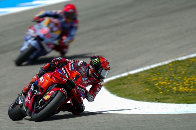 MotoGP, Espargaro saluta la Catalogna con la pole. Ora la sprint race