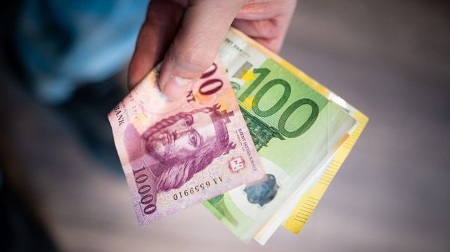 Gyengült a forint, 391 felett az euró