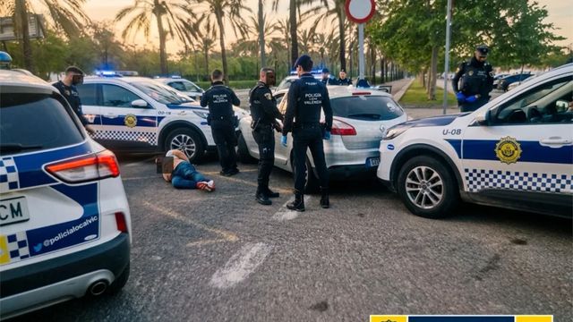 Detienen en Valencia a un taxista ilegal que triplicaba la tasa de alcohol y huyó con cuatro pasajeros