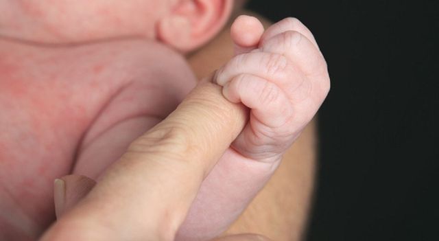 Crisi respiratoria dopo un parto in casa, morta una neonata