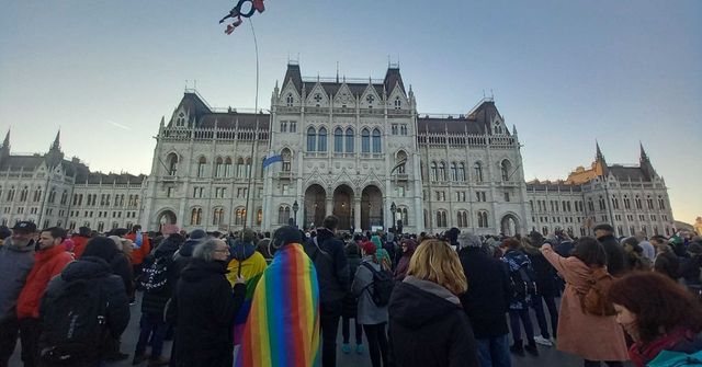 Tüntetnek a Pride betiltása ellen, a tüntetők miatt lezárták a Margit hidat