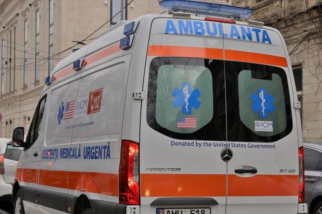 Copilă de două săptămâni, salvată de ambulanță după ce s-a înecat cu lapte. Se înădușea în brațele mamei
