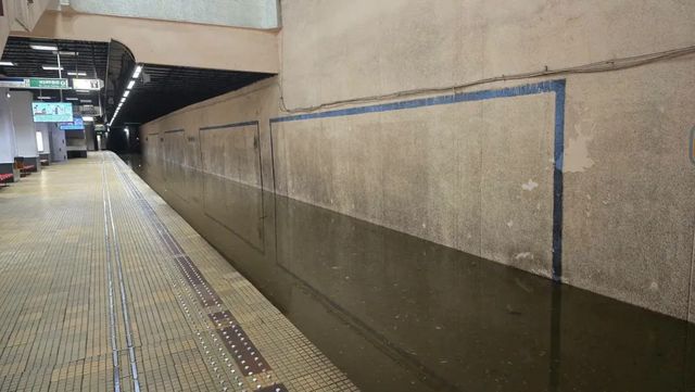 Stația de metrou Piața Victoriei 2, închisă temporar din cauza infiltrațiilor provocate de ploile abundente
