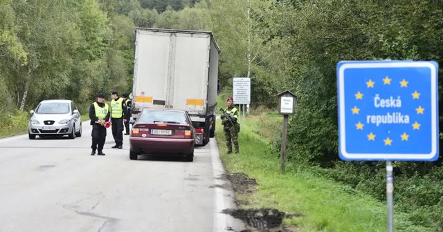 Bizarní kontrola na hranicích: Němec si vezl z Česka prostitutku bez dokladů