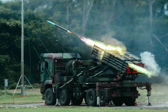 Chinezii au luat foc după ce Donald Trump a anunțat că trimite arme de 11 miliarde de dolari pentru protecția Taiwanului