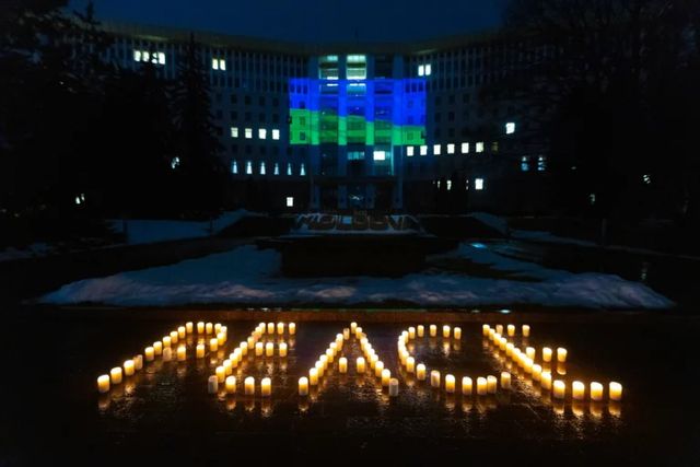 Clădirea Parlamentului de la Chișinău, iluminată în culorile drapelului ucrainean