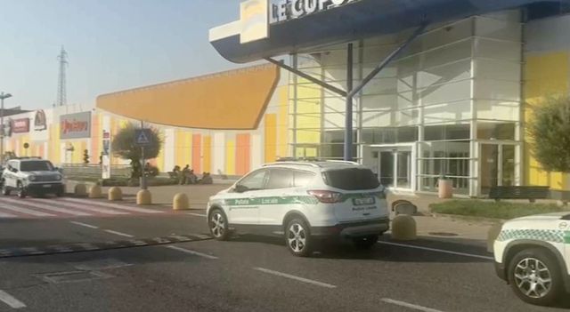 Allarme bomba nei centri commerciali, tra le ipotesi una vendetta personale