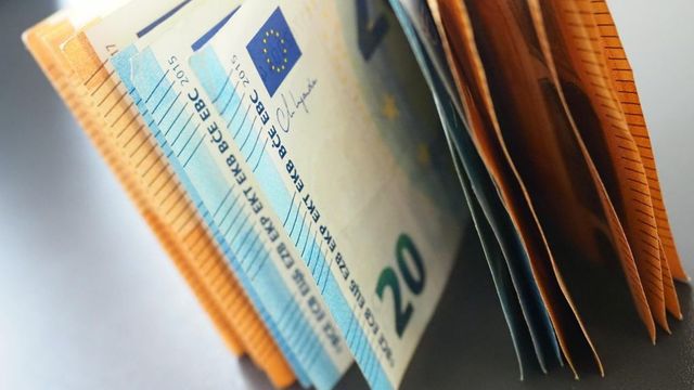 Курсът на еврото остава почти без промяна спрямо долара в сутрешната търговия