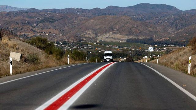 Una línea roja para salvar vidas en la 'carretera de la muerte'