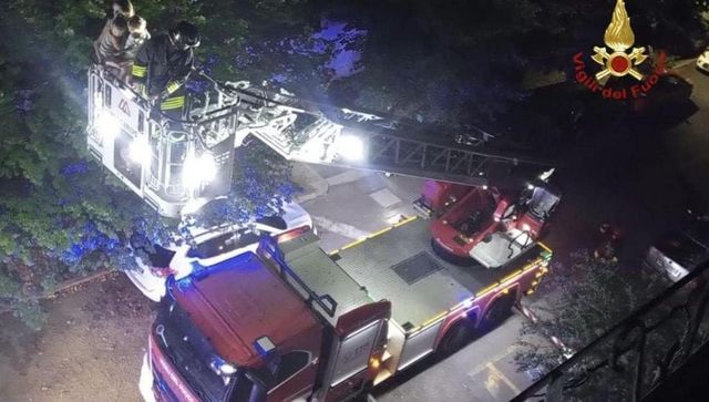 Incendio in uno scantinato a Bologna, soccorsi anche due bambini