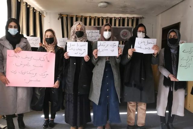 Blinken face apel la talibani să anuleze interdicția privind accesul femeilor în universități
