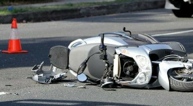 Schianto tra auto e moto, muore una 18enne mentre andava a scuola