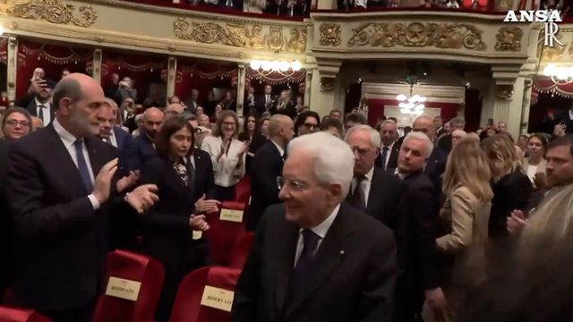 Applausi e pubblico in piedi per Mattarella al concerto per gli 80 anni della riapertura della Scala