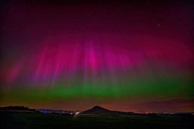 Česko potrápí mlha, v noci na středu a čtvrtek však bude šance spatřit polární záři