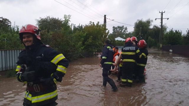 Premierul Marcel Ciolacu, în vizită într-una din casele inundate din județul Galați