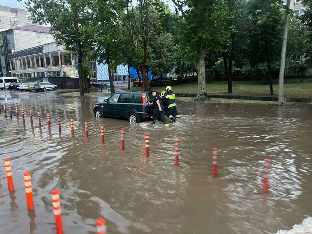 Intervențiile salvatorilor în urma ploilor de joi de pe teritoriul țării: arbori doborâți, inundații în gospodării și o ambulanță blocată
