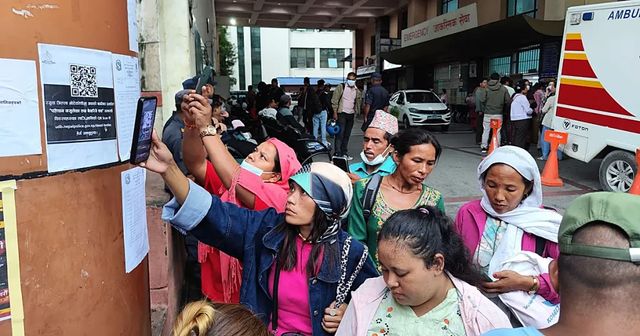 «No queda nada, solo barro»: la desesperada búsqueda de los familiares de los desaparecidos en Nepal