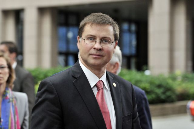 Comisarul european pentru economie vine la București