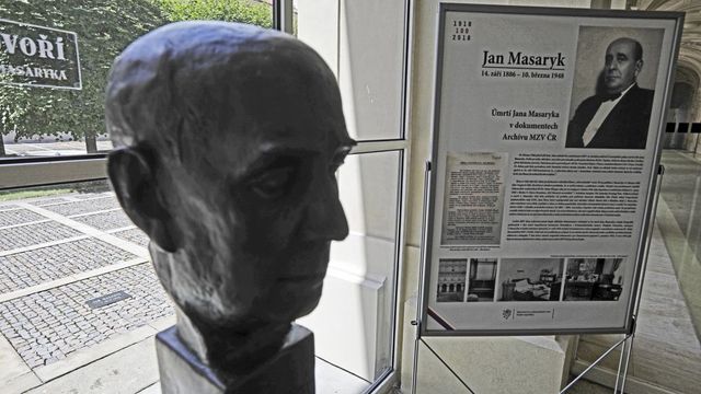 Odborníci exhumují ostatky Jana Masaryka, má to pomoci objasnit okolnosti smrti