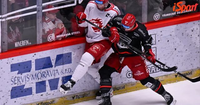 Třinec - Mountfield HK 2:3. Oceláři postupový mečbol nevybojovali, rozhodl Radil