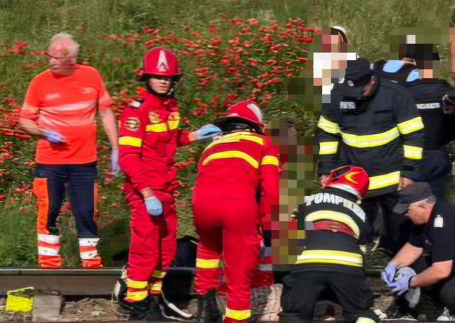 Femeie moartă și copil de cinci ani rănit grav, după ce au fost surprinși de un tren în timp ce traversau calea ferată