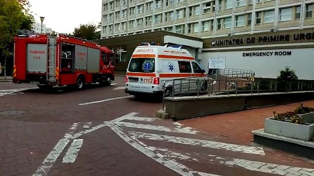 Pacienți evacuați de la Spitalul Județean Suceava, după ce personalul a simțit miros de fum într-un salon