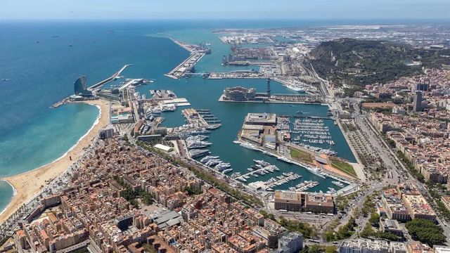 Un aparatoso incendio en el Puerto de Barcelona quema un vehículo y varios contenedores