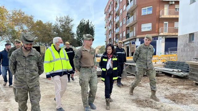 Margarita Robles abronca a unos vecinos afectados por la DANA en Paiporta: «Los garajes privados son secundarios»