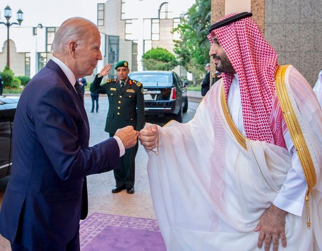 Joe Biden, salut cu pumnul la întâlnirea cu prințul moștenitor saudit Mohammed bin Salman