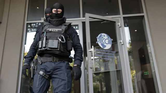 Șapte suspecți, cetățeni români și moldoveni, sunt cercetați pentru falsificarea de acte de identitate și permise de conducere