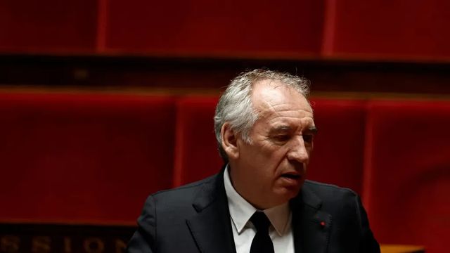 Los socialistas franceses se desmarcan del bloque de izquierda y no votan la moción de censusa contra Bayrou