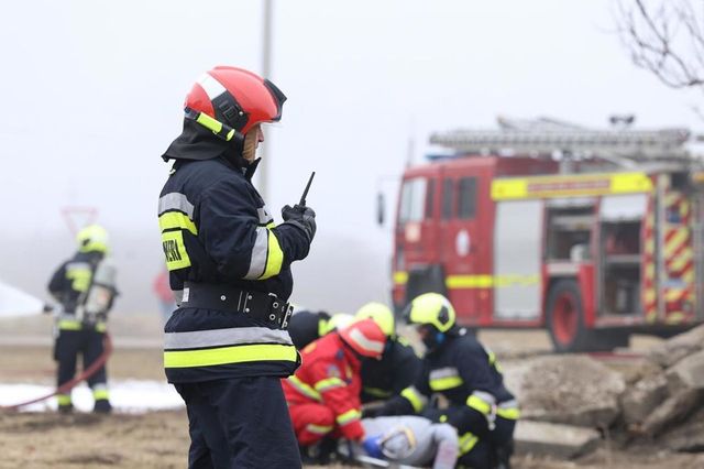 Intervenție la Ialoveni: Un bărbat a fost salvat și dus la spital după ce a căzut într-o groapă adâncă