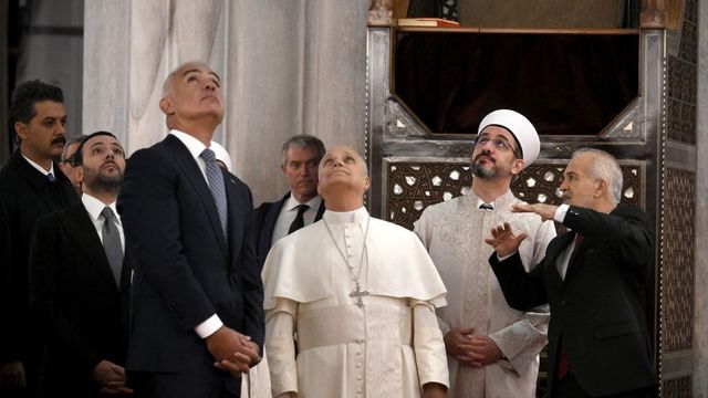 El Papa sorprende al no querer rezar durante su visita a la Mezquita Azul de Estambul