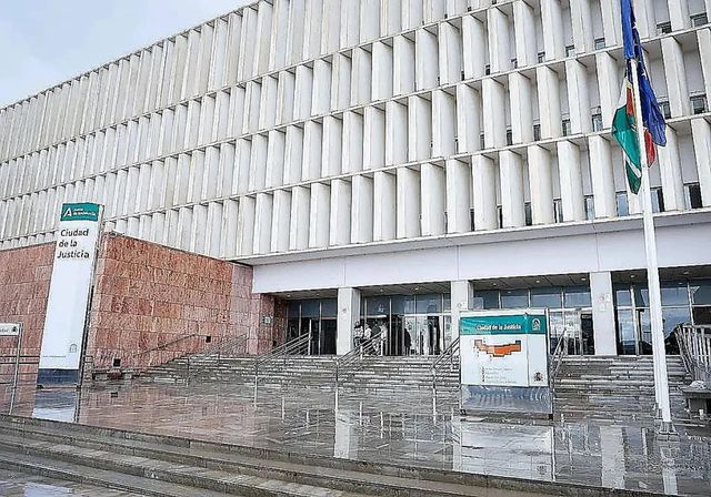 Dos años de cárcel por besar sin consentimiento a una joven con discapacidad severa en Torremolinos