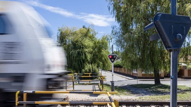 Gyalogost gázolt a vonat a Camping utcai átjáróban
