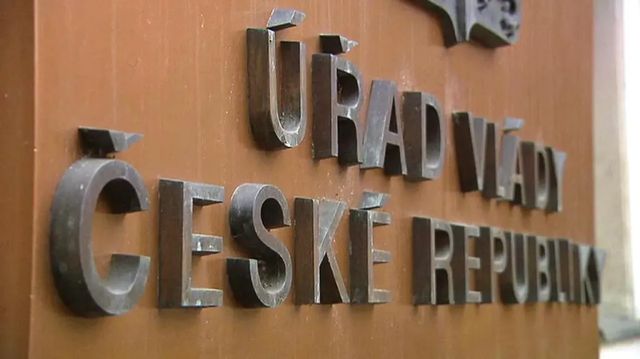 Odbory na úřadu vlády vyhlásily stávkovou pohotovost, Bartha si za změnami stojí
