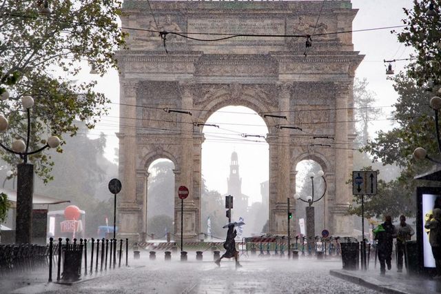 Maltempo a Milano, nella notte caduti 30 mm di piogga: sale il livello del Seveso