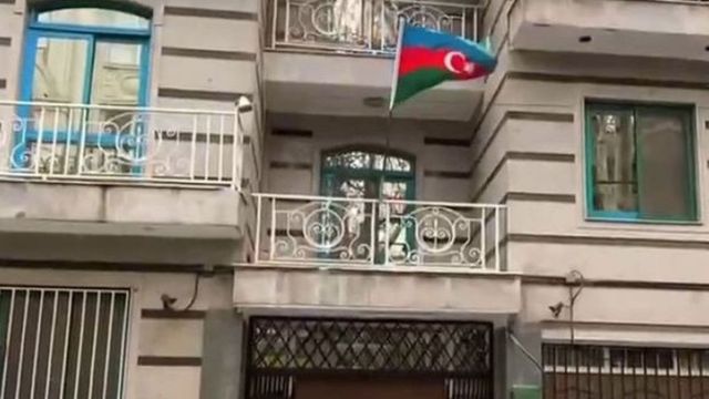 Нападение на посольство Азербайджана в Тегеране попало на видео