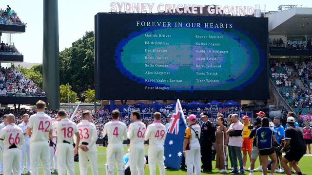 Sydney Ashes Test begins with tribute to Bondi shooting responders