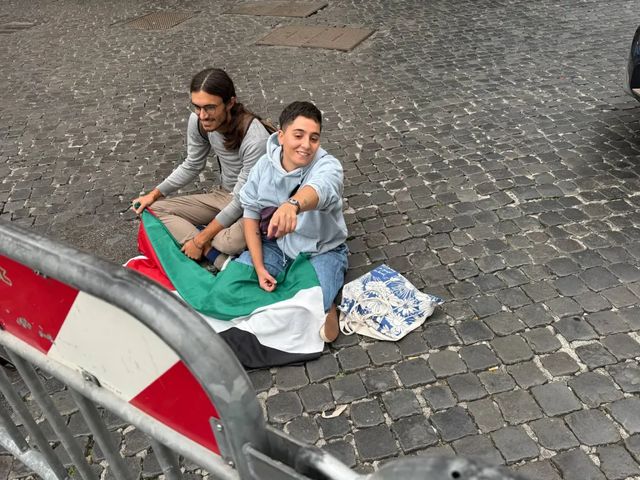 Montecitorio, attivisti pro Gaza trascinati via dai carabinieri