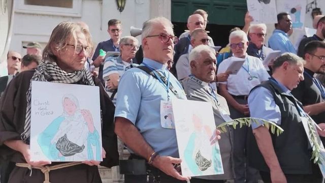 Roma, la marcia dei "Preti contro il genocidio"