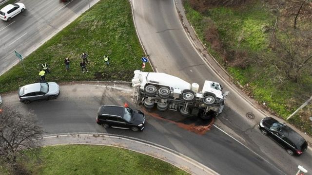 Бетоновоз се обърна на булевард в София