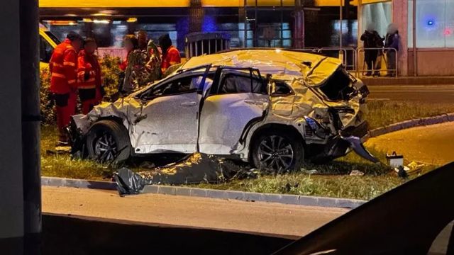 Öt autó ütközött a Göncz Árpád városközpontnál, két ember meghalt