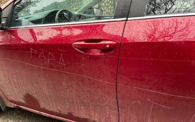Dominic Fritz, primarul Timișoarei, revoltat de vandalizarea mașinii viceprimarului Cosmin Tabără