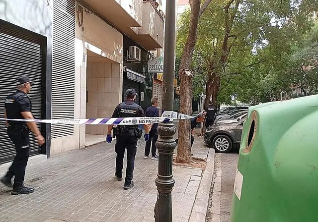 La Policía busca a un joven en Valencia tras matar a su padre con una mancuerna